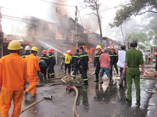 Cháy lớn thiêu rụi hơn chục nhà mặt tiền tại TP Buôn Ma Thuột ảnh 2