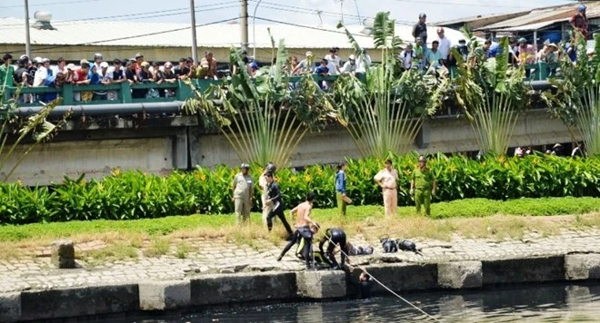 Thi thể nạn nhân được tìm thấy và đưa lên bờ. Thi thể nạn nhân được tìm thấy và đưa lên bờ.