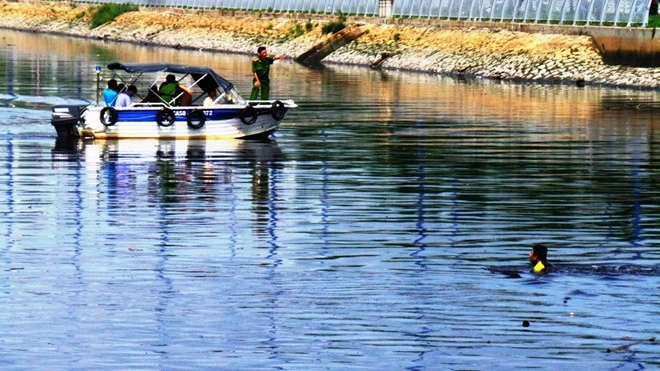 Lực lượng chức năng tìm kiếm thanh niên dưới kênh Tàu Hũ. Lực lượng chức năng tìm kiếm nam thanh niên mất tích dưới kênh Tàu Hủ.