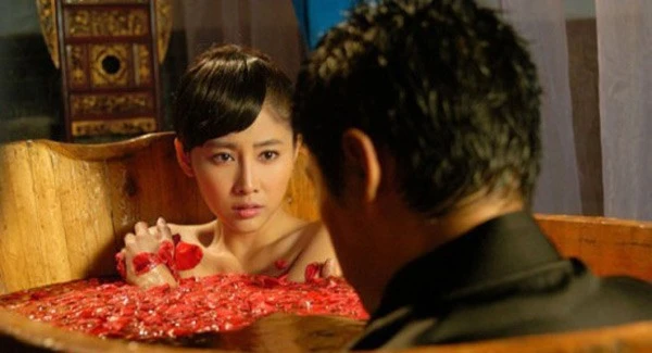 Màn ảnh Hoa ngữ chuộng mốt nam nữ tắm chung