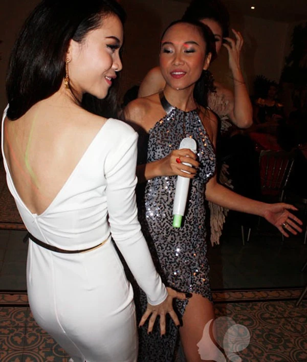 Tại hậu trường Bước nhảy hoàn vũ, nhiều người lầm tưởng Yến Trang đang đụng chạm đàn chị Đoan Trang, tuy nhiên đây chỉ là bức ảnh vô tình có góc máy chụp “độc”.