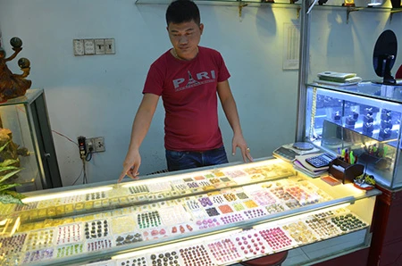 Anh Dũng chỉ vào những loại đá quý đã bị cướp giật mất