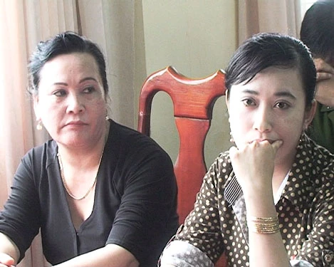 Mẹ con bà Út tại buổi kiểm điểm trước dân