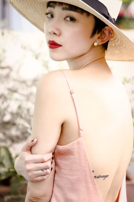 Tóc Tiên khoe vẻ mong manh với váy dây ảnh 2