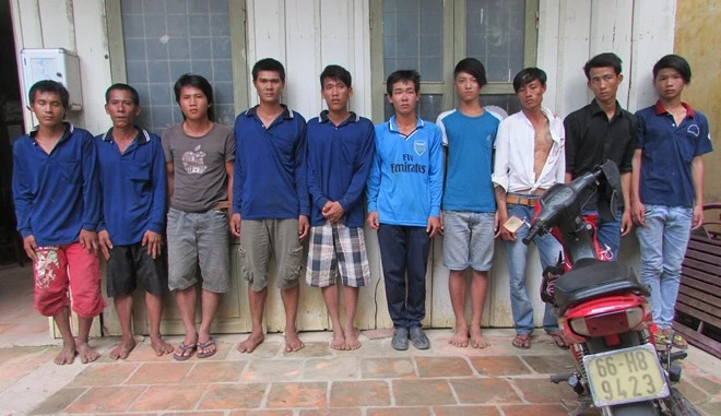 10 người tham gia hỗn chiến vì tranh giành bốc vác lúa. 10 đối tượng tham gia