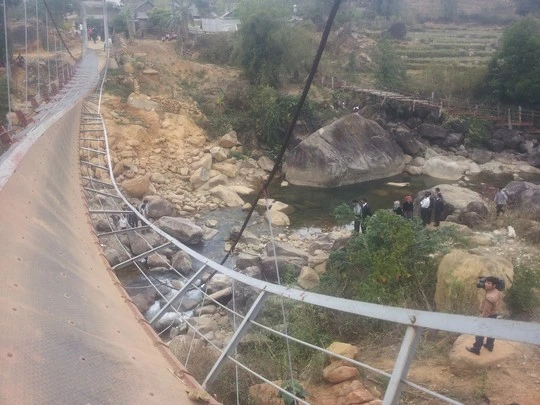 Vụ lật cầu treo Chu Va 6 khiến 8 người chết và 38 người bị thương. Ảnh: Văn Duẩn.