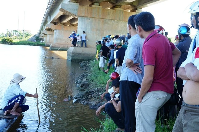 Người dân tụ tập xem các cơ quan chức năng vớt xác nạn nhân. 