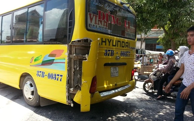 Chiếc xe khách bị xe tải đâm toác đuôi.