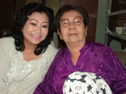 Nghệ sĩ Kim Chung (áo tím), đã từ giã cõi đời. Ảnh: NSCC