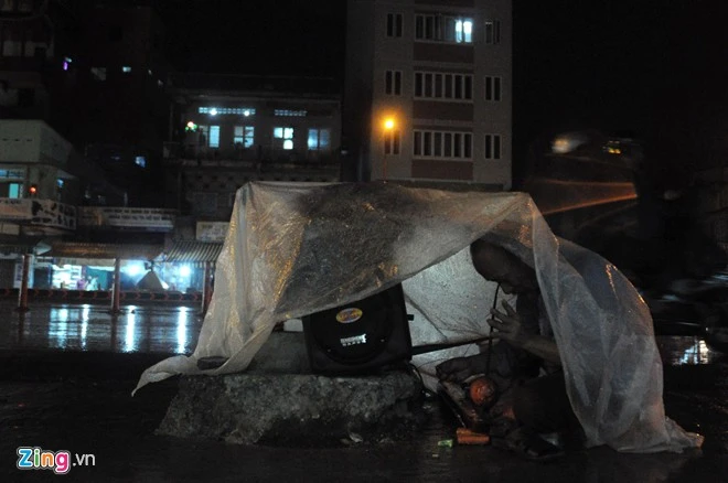 ảnh 10: Ông Xuân (64 tuổi), ông cùng vợ mình từ miền Bắc vào Sài Gòn thuê nhà trọ tại quận 6. ảnh 11: Không có nghề nghiệp, cụ tự học kéo đàn bầu để kiếm sống. Ban ngày, cụ ở nhà chăm sóc vợ bị bệnh. Tối đến, lại đi làm nghề.