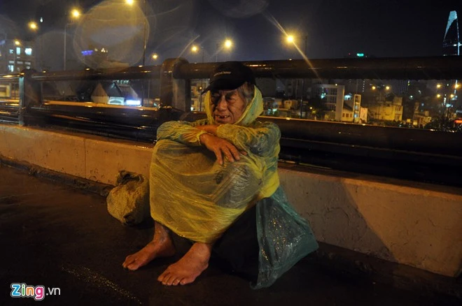 Cụ Phước (72 tuổi). Cụ tâm sự, từ Cà Mau lên Sài Gòn mấy năm nay. Hàng ngày, cụ đi lượm ve chai, ăn quán cơm 2.000 đồng, tối cụ Phước lại tìm về các gầm cầu để nghỉ ngơi.