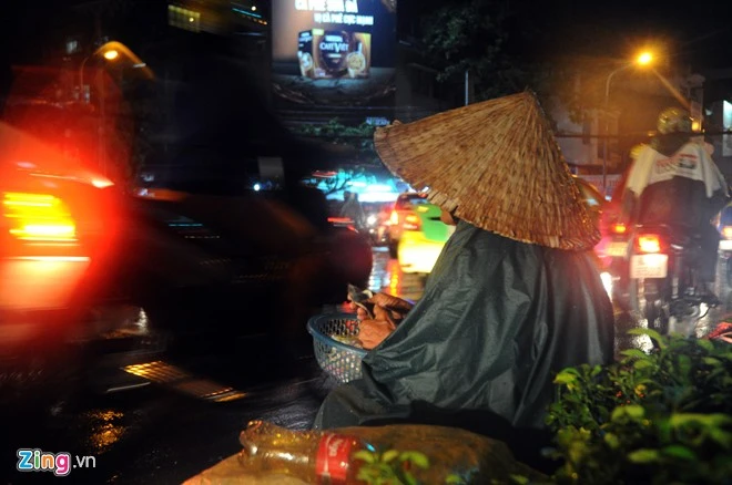 Bà cụ năm nay đã ngoài 70 tuổi, mắt không còn nhìn thấy vẫn ngồi bán bông tăm trong đêm mưa ở ngã tư Nguyễn Trãi-Nguyễn Văn Cừ (quận 5).