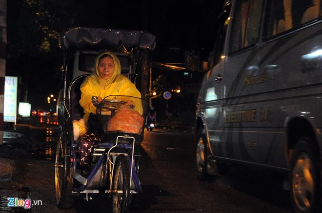 Nỗi vất vả trong đêm mưu sinh mưa. Vẫn còn nhiều lắm những hoàn cảnh nghèo khổ ở mảnh đất Sài Gòn hoa lệ.