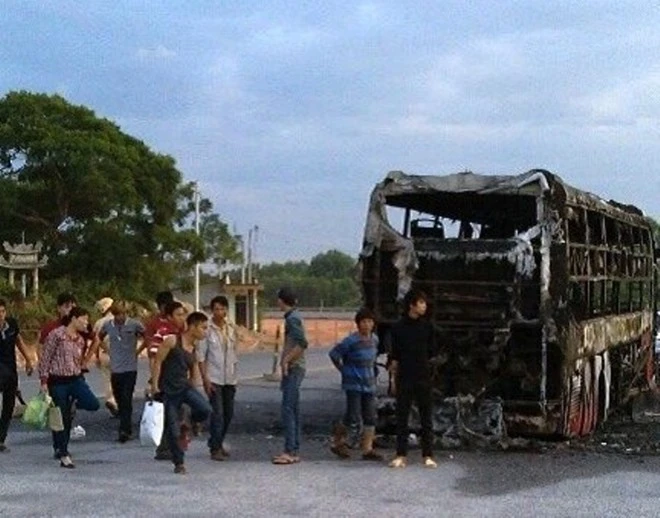 Một số hành khách trên chiếc xe gặp nạn đang chờ nhà xe bố trí xe để tiếp tục hành trình.