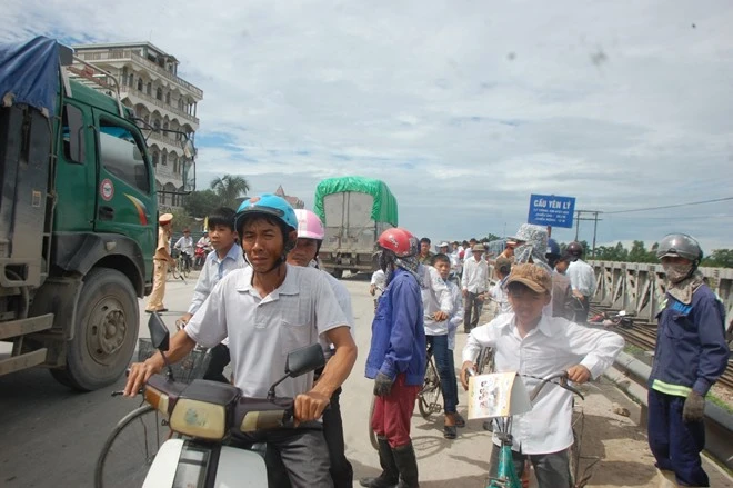 Người nằm vắt ngang đường sắt sau khi bị tàu hỏa tông