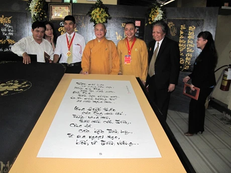 Quyển Kinh Vu Lan và Báo hiếu có chiều dài 2,3m, chiều rộng 1,4m, chiều cao 37cm, trọng lượng 500kg