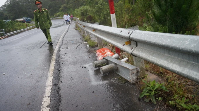 Xe đâm vách núi, 3 người chết, 11 người đa chấn thương ảnh 4