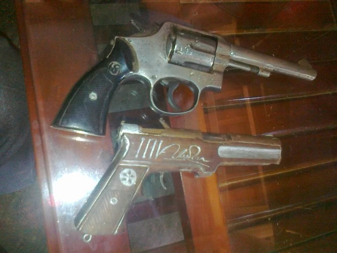 Hai khẩu súng mà Bình dùng để cướp tài sản.