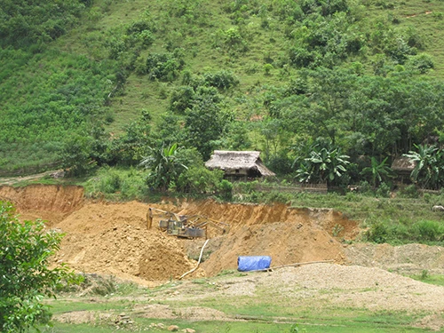 Phanh phui “vàng tặc”, phóng viên bị phó chủ tịch xã đòi cắt chân ảnh 2