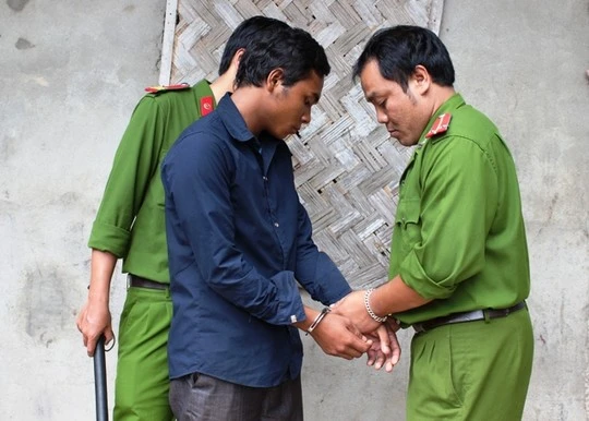 Công an huyện Hướng Hóa bắt Hồ Văn Xoang vì hiếp dâm bé gái 13 tuổi