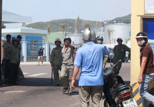 PV Báo Bình Định bị lực lượng bảo vệ chặn không cho vào&nbsp;