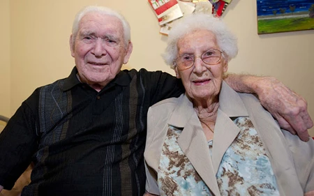 Ông bà Hartland dù tuổi đã cao nhưng vẫn rất tình cảm.