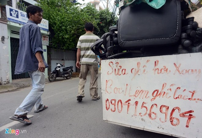 Tiệm sửa ghế di động của ông Tuấn 'trọc' ở Sài Gòn