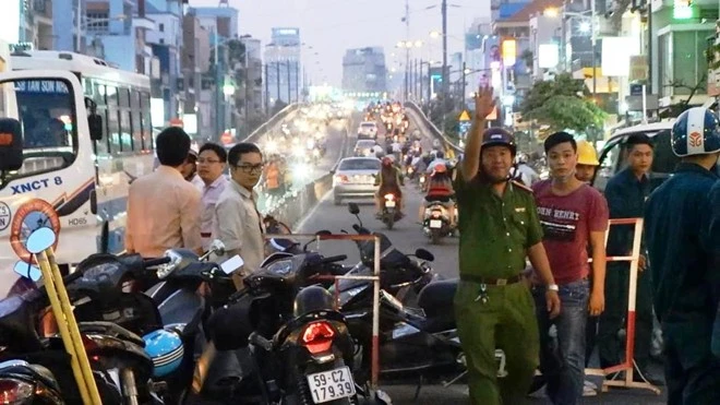 Hố ga giữa đường Sài Gòn nổ lớn, kẹt xe nghiêm trọng