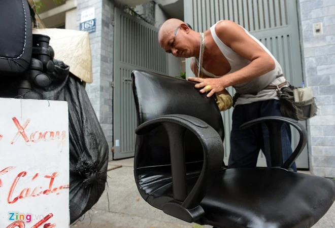 Tiệm sửa ghế di động của ông Tuấn 'trọc' ở Sài Gòn