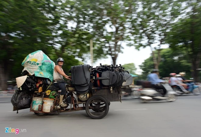 Tiệm sửa ghế di động của ông Tuấn 'trọc' ở Sài Gòn