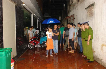 Nhân viên quán nét chỉ chỗ phát hiện Bùi Đức Hạnh rơi từ trên cao xuống.