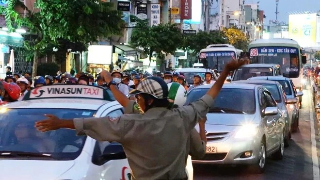 Hố ga giữa đường Sài Gòn nổ lớn, kẹt xe nghiêm trọng