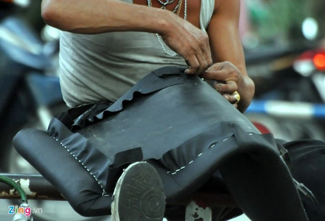 Tiệm sửa ghế di động của ông Tuấn 'trọc' ở Sài Gòn