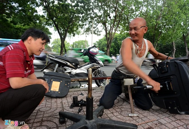 Tiệm sửa ghế di động của ông Tuấn 'trọc' ở Sài Gòn