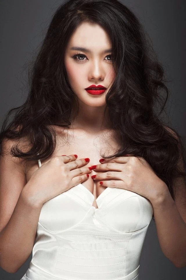 Linh Chi mặc hở, khoe trọn đường cong táo bạo