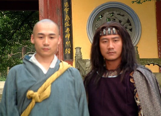 Cao Hổ và Hồ Quân (diễn vai Kiều Phong (Tiêu Phong) trong phim Thiên long bát bộ)