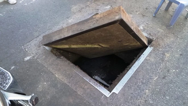 Hố ga giữa đường Sài Gòn nổ lớn, kẹt xe nghiêm trọng