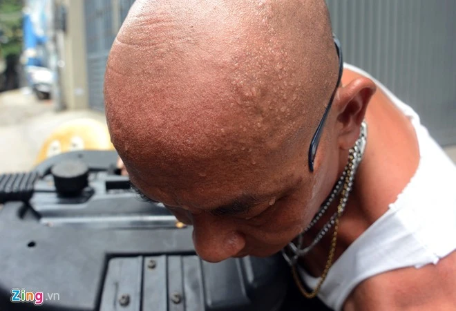 Tiệm sửa ghế di động của ông Tuấn 'trọc' ở Sài Gòn