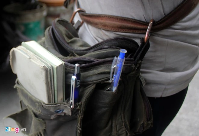 Tiệm sửa ghế di động của ông Tuấn 'trọc' ở Sài Gòn