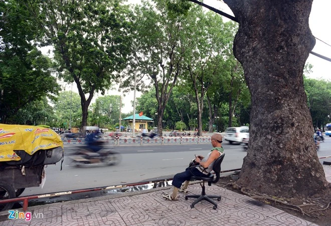 Tiệm sửa ghế di động của ông Tuấn 'trọc' ở Sài Gòn