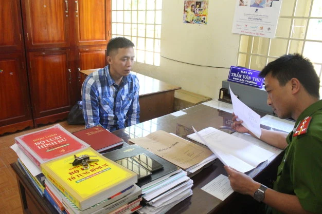 Bắt kẻ dùng súng bắn uy hiếp bạn nhậu ảnh 2