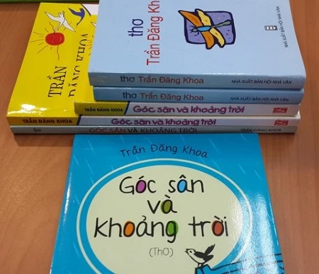 Các bản lậu tập thơ Góc sân và khoảng trời (xếp chồng) và bản in xịn của NXB Kim Đồng (để dọc).