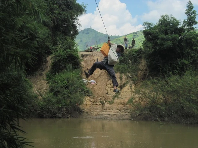 Đu dây đi làm, một phụ nữ rớt xuống sông suýt mất mạng