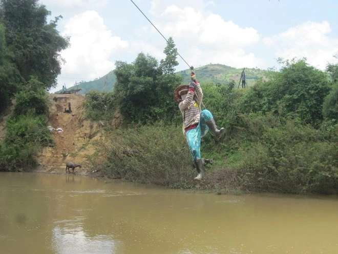 Đu dây đi làm, một phụ nữ rớt xuống sông suýt mất mạng