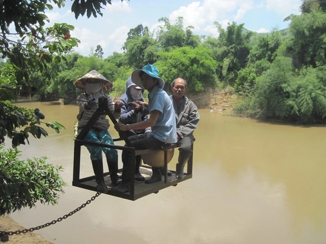 Đu dây đi làm, một phụ nữ rớt xuống sông suýt mất mạng