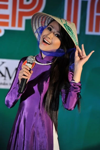 Người đẹp làm MC: khán giả thích ngắm, không muốn nghe 