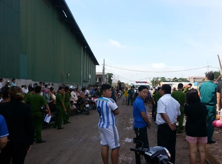 Hiện trường phát hiện thi thể người đàn ông nổi trong công trình thi công kênh Tân Hóa - Lò Gốm