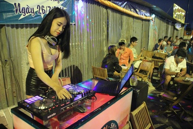Kim Chi làm DJ tại một quán trà chanh vỉa hè.