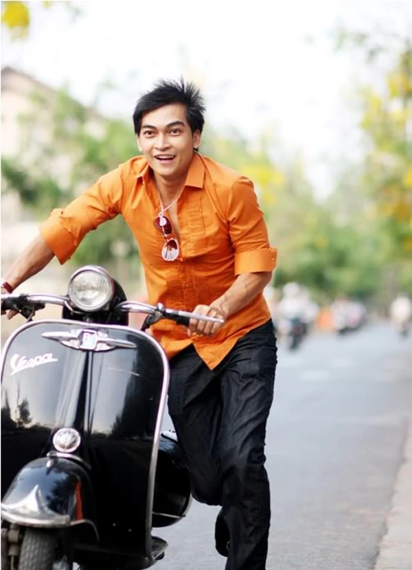 Hình ảnh Khương Ngọc từ những ngày đầu lập nghiệp luôn gắn liền với chiếc vespa cổ. Nam diễn viênThiên mệnh anh hùngrất nâng niu chiếc xe này vì đây là món quà duy nhất mà người cha quá cố để lại cho anh. Khương Ngọc từng chia sẻ cách để nhận ra phong cách riêng của anh chính là vespa. Những chiếc xe máy độc có giá mềm của sao Việt