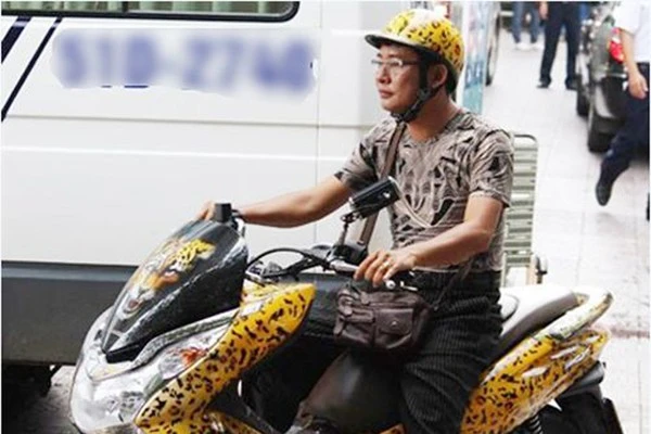 Để phù hợp với phong cách của chủ nhân, Tấn Beo đã dán decal hình da beo cho chiếc xe tay ga anh vẫn sử dụng hàng ngày và trìu mến gọi nó là "con Beo". Chiếc xe của nam danh hài rất hầm hố nhưng giá của xe mới chỉ khoảng 50 triệu đồng. Những chiếc xe máy độc có giá mềm của sao Việt